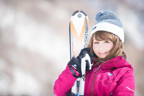 スキーを持つ美女